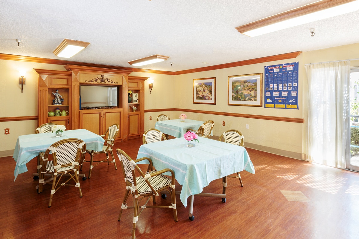 Dining room with linen tablecloths at Primrose Post-Acute